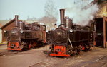 Anfang April 1975 sonnen sich die 298.51 und 298.52 der Steyrtalbahn vor dem Lokschuppen in Garsten. Im Lokschuppen ist noch die Front der 699.103 erkennbar. Während die 298 den Regelverkehr versahen, wurde die 699 fallweise vor Güterzügen eingesetzt. Das Gelände ist heute überbaut, daher konnte ich den Fotostandpunkt leider nicht ganz genau angeben. 