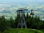 Die Grünbergseilbahn bei Gmunden transportiert Ausflügler auf, bzw.