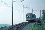 Pöstlingbergbahn Linz__Tw XVII [ESG, 1957] auf Talfahrt auf dem 'Hohen Damm'__28-07-1975
