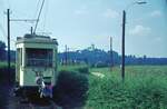 Pöstlingbergbahn Linz__Das Ziel in Sichtweite, Tw XII von 1950 mit  angehängtem  Kinderwagen und Blick zur Wallfahrtskirche auf dem Pöstlingberg__28-07-1975