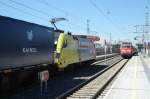 Zugkreuzung in Salzburg Taxham mit ES64U2-033 Containerzug und RB aus Mnchen kommend mit 111049-1. 20.08.08