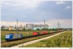 185.514 (TX-Logistik) mit dem 43940 vor der Tullner Zuckerfabrik. Tulln, 12.8.2009.