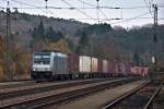 Im herbstlichen Tullnerbach-Pressbaum, an der alten Westbahntrasse prsentierte sich die 185 676-4 der Ruhrtalbahn Cargo mit einem Containerzug am Nachmittag des 16.11.2013 in Fahrtrichtung St. Plten.