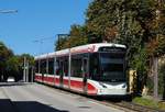 Tramlink 121 auf der Fahrt nach Gmunden - Engelhof am Beginn des 96 Promille Steilstreckenabschnitts in der Kaltenbrunner Straße.