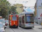 Graz. Ein Treffen der Generationen: Variobahn 235 traf am 19.07.2020 in der Steyrergasse auf Oldtimer 251 mit 401B.