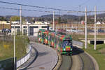 Am 8. April 2010 ist TW 502 als Linie 4 nahe der Haltestelle P+R Murpark unterwegs.