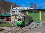 Graz. Triebwagen 566 ist ein ehemaliger Straßenbahnwagen aus Wuppertal. In Wuppertal fuhr diese Garnitur unter der Wagennummer 3813. Als die Wuppertaler Straßenbahn eingestellt wurde, da der Fokus auf dem Ausbau der Schwebebahn lag, wurden einige  Wuppertaler  nach Graz überstellt. In Graz erhielt der Wuppertaler 3813 die Wagennummer 566, die er bis heute trägt. Nachdem das Fahrzeug am 30. Mai 1997 das letzte Mal für die Grazer Verkehrsbetriebe fuhr, wurde das Fahrzeug ins Tramway Museum Graz überstellt, wo es heute abgestellt ist. Am 30.03.2021 wurde das Fahrzeug teilweise neu Lackiert und steht hier vor dem Tramway Museum Graz.