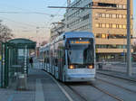 Graz. Variobahn 201 fährt kurz vor Sonnenuntergang am 08.04.2021 zum Jakominiplatz als Linie 4, um in die Remise Steyrergasse einziehen zu können, hier bei der Haltestelle  Fröhlichgasse/Messe -