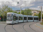 Graz. Variobahn 235 biegt hier am 03.05.2021 als Linie 7 in der Daungasse ein.