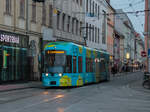 Graz. Cityrunner 666 der Graz Linien kommt hier am 02.10.2021 als Linie 4 aus der Jakoministraße raus.