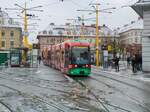 Graz. Cityrunner 663 war am 28.11.2021 auf der Linie 4 unterwegs, hier am Jakominiplatz.