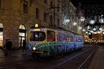 Der festlich geschmückte HGL Triebwagen 267 war am 19. Dezember 2021 als  Adventbim  zwischen dem Jakominiplatz und der Schleife Laudongasse unterwegs, hier ein Belegbild aus der Herrengasse.