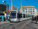 Graz. Zu Faschingsdienstag richteten die Graz Linien einen Sonderverkehr ein. Im Zuge dessen verkehrte die Sonderlinie 6/4, hier ist der Variobahn 213 auf besagter Linie am Jakominiplatz zu sehen.