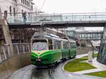 Graz. Noch fahren die 10 Triebwagen der Reihe 500 im Grazer Straßenbahnnetz. An diesem verregneten 13.04.2023 war der Triebwagen mit der Betriebsnummer 506 auf der Linie 7, hier am Gelände des Landeskrankenhaus.