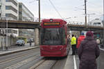 TW 315 (Bombardier Flexity Outlook C), soeben noch für die Fahrereinschulung auf dem am 10.12.2017 in Betrieb gehenden Westast der Straßenbahn Innsbruck im Einsatz, macht sich an der Haltestelle Höttinger Au/West bereit für eine Publikumsfahrt zur Peerhofsiedlung. Aufgenommen 5.12.2017.