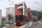 Seit 10. Dezember 2017 ist die Straßenbahnlinie 3 in Innsbruck zur Peerhofsiedlung und Technik-West im Westen der Stadt verlängert. Mit Inbetriebnahme des Ostteils voraussichtlich Dezember 2018 sollen diese Streckenäste von der neuen Linie 2 übernommen werden, die Linie 3 dann wieder bis zur Innenstadt verkürzt. Die Aufnahme zeigt Tw. 322 an der Endhaltestelle Peerhofsiedlung vom 12.10.2017.