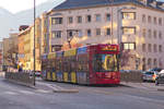 Tw. 304 als Linie 3 Richtung Peerhofsiedlung der Innsbrucker Verkehrsbetriebe an der Haltestelle Dr.-Glatz-Straße. Aufgenommen 7.4.2018.