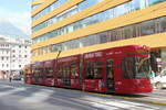 Bombardier Flexity Outlook Tw. 303 der Innsbrucker Verkehrsbetriebe wendet als Linie 1 wg. Betriebsstörung außerplanmäßig in der Salurner Straße in Innsbruck. Aufgenommen 13.6.2017.