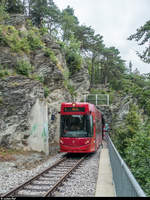 Innsbrucker Mittelgebirgsbahn/Tramlinie 6: Flexity 318 erreicht am 23. Juli 2018 nach Durchfahren des einzigen Tunnels der Strecke die Haltestelle Schönruh.