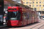 Tw. 320 der Linie 1 der Innsbrucker Verkehrsbetriebe (Bombardier Flexity Outlook) ist wegen Bauarbeiten in der Ing.-Etzel-Str. über den Hauptbahnhof (hier im Bild) umgeleitet. Aufgenommen 20.8.2018.