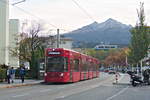 Innsbruck: Tw. 371 als Linie 2 an der Haltestelle Luis-Zuegg-Straße. Aufgenommen 23.10.2019.