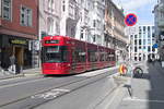 Innsbruck: Tw. 334 als Linie 3 an der Haltestelle Anichstraße/Rathausgalerien. Aufgenommen 27.4.2020.