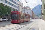 Innsbruck: Tw. 372 als Linie 2 in der Museumstraße. Aufgenommen 27.4.2020.