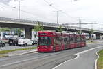 Innsbruck: Tw. 376 als Linie 2 an der Haltestelle Hochhaus Schützenstraße. Aufgenommen 29.4.2020.