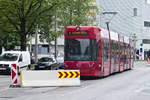 Innsbruck: Tw. 318 als Linie 5 am Stumpfgleis bei der Endhaltestelle Schützenstraße, wo die Pause abgewartet wird. Noch mit einem Betonblock abgeschlossen, soll die Linie 5 in Zukunft über die Schützenstraße und Serlesstraße nach Rum-Bahnhof geführt werden. Aufgenommen 29.4.2020.