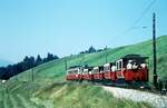 Straßenbahn Innsbruck__Mittelgebirgsbahn__Gut gefüllter Zug der Linie 6 kurz vor Igls.
