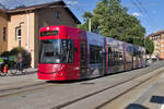 Innsbruck: Wegen Gleisbauarbeiten in der Innenstadt wird die Linie 3 als kombinierte Linie 3/1 geführt. Tw. 308 bei der Haltestelle Leipziger Platz. Aufgenommen 2.8.2023.