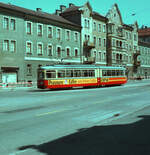 Innsbruck, Egger-Lienz-Straße, Straßenbahn fährt zur nächsten Station Westbahnhof (1983)