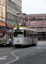 Straenbahnwagen N 72 hat vor kurzem die Haltestelle beim Hauptbahnhof in Innsbruck verlassen und ist in die Salurnerstrae eingebogen.