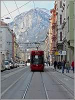 Auf einem Fugngerbergang in der Museumsstrae in Innsbruck bot sich mir am 22.12.09 dieser Blick auf eine Straenbahn. (Jeanny)