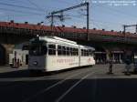 N71, der Rcher, hat die Baustelle an der Kreuzung Ingenieur Etzel-Strae mit der Claudiastrae durchmessen und strebt der Kettenbrcke zu. Im Hintergrunde fllt der Blick auf die Viaduktbgen der Westbahn, die hier sdwrts dem Innsbrucker Hauptbahnhof sich zuwendet. 13. April 2007 kHds