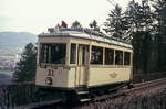 Anfang April 1975 fährt der Triebwagen XI der Pöstlingsbergbahn hinauf zur über 500 m hoch gelegenen Bergstation. Dieser Wagen gehört zu den drei Wagen, die auf 900 mm umgespurt wurden.