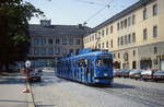 Kurz nach Verlassen des Bahnhofsvorplatzes fährt der Linzer Tw 79 im Sommer 1991 in Richtung Urfahr.