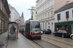 Wien Wiener Linien SL 9 (A 31) XVIII, Währing, Kreuzgasse / Sommarugagasse am 18. Februar 2017. - Das Gebäude links im Bild gehörte zum Straßenbahnbetriebsbahnhof Währing, der 1993 aufgelassen wurde.