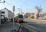 Wien Wiener Linien SL 52 (A1 121) XV, Rudolfsheim-Fünfhaus, Mariahilfer Straße (Hst. Rudolfsheim Anschützgasse). - Im Hintergrund verlässt ein Zug der SL 49 (E1+c4) gerade den Bahnhof (Straßenbahnbetriebshof) Rudholfsheim, um über die Strecke der SL 52 (Mariahilfer Straße, Schloßallee und Linzer Straße) die Stammstrecke der SL 49 zu erreichen. - Aufnahmedatum: 16. Februar 2017. 