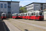 Wien Wiener Linien: Die Bw c4 1372 und c3 1272 sowie der Tw E2 4320 und der Bw c5 1475 stehen am 11.