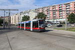 Wien Wiener Linien: Der ULF A 23 auf der SL O erreicht am Morgen des 28.