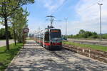 Wien Wiener Linien SL 31: Der ULF B 671 erreicht am Vormittag des 13. Mai 2017 die Haltestelle Floridsdorfer Brücke auf der Donauinsel.