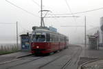 Wien Wiener Linien: Der E1 4513 und der Bw c4 1303 auf der SL 6 halten am kühlen und nebligen Morgen des 16.