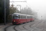 Wien Wiener Linien SL 6 (E1 4528 + c4 1305) XI, Simmering, Kaiserebersdorf, Lichnovskygasse / Pantucekgasse am 16. Oktober 2017. - Die E1+c4-Garnitur war in der Morgen-HVZ in Betrieb gewesen und kehrte nun zum Betriebsbahnhof Simmering zurück.