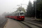 Wien Wiener Linien SL 6 (E1 4520 + c4 1310) XI, Simmering, Kaiserebersdorf, Pantucekgasse am 16. Oktober 2017. - Die E1+c4-Garnitur war in der Morgen-HVZ als  Verstärkung  unterwegs gewesen und konnte nun - nach ihrem Einsatz - in den Betriebsbahnhof Simmering zurückkehren. 