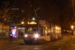 Leider mit ungleich kalibrierten Frontscheinwerfern: B1 744 auf der Linie 1 in der Haltestelle Schottenring, 04.11.2017