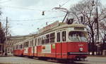 Ostern 1974 in Wien: Als Linie Ak zum Stadion ist der E1 4492 auf dem Burgring in der Nähe des Parlaments unterwegs. Der Triebwagen war damals gerade fünf Jahre alt. Nach seiner Ausmusterung am 13.09.2004 gelangte er nach Krakau.