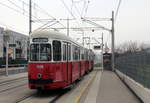 Wien Wiener Linien SL 26 (c4 1325 + E1 4743) XXII, Donaustadt, Hirschstetten, Hst. Süßenbrunner Straße / Oberfeldgasse am 18. Oktober 2017.