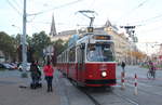 Wien Wiener Linien SL 60 (E2 4042) XV, Rudolfsheim-Fünfhaus, Mariahilfer Straße / Neubaugürtel / Europaplatz / Westbahnhof am 17. Oktober 2017.