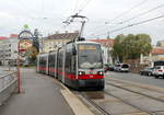 Wien Wiener Linien SL 62: Der ULF A1 108 erreicht am Nachmittag des 21. Oktober 2017 die Haltestelle Hofwiesengasse in der Feldkellergasse (XIII, Hietzing, Speising).